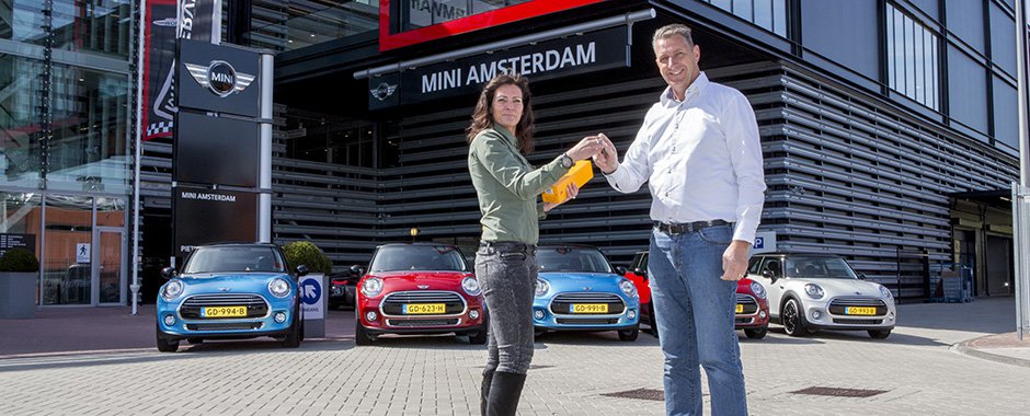 Eerste nieuwe serie Mini leenauto's overhandigd door Mini Amsterdam