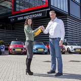 Eerste nieuwe serie Mini leenauto's overhandigd door Mini Amsterdam